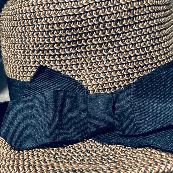 Only worn once cute lightweight adjustable Sun ☀️ 👒 with bow detail - Picture 5 of 6